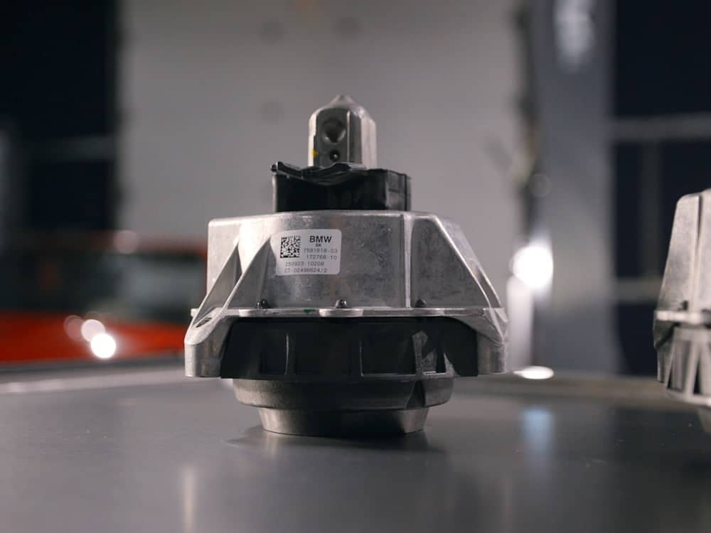 G20 2.0L Engine - Left and Right Engine Mounts 22-11-7-581-617/22-11-7-581-618