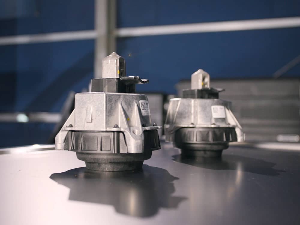 G20 2.0L Engine - Left and Right Engine Mounts 22-11-7-581-617/22-11-7-581-618