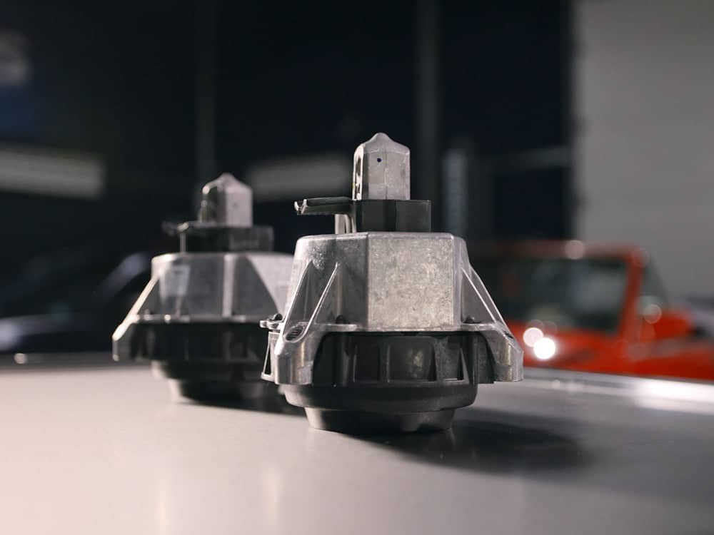 G20 2.0L Engine - Left and Right Engine Mounts 22-11-7-581-617/22-11-7-581-618
