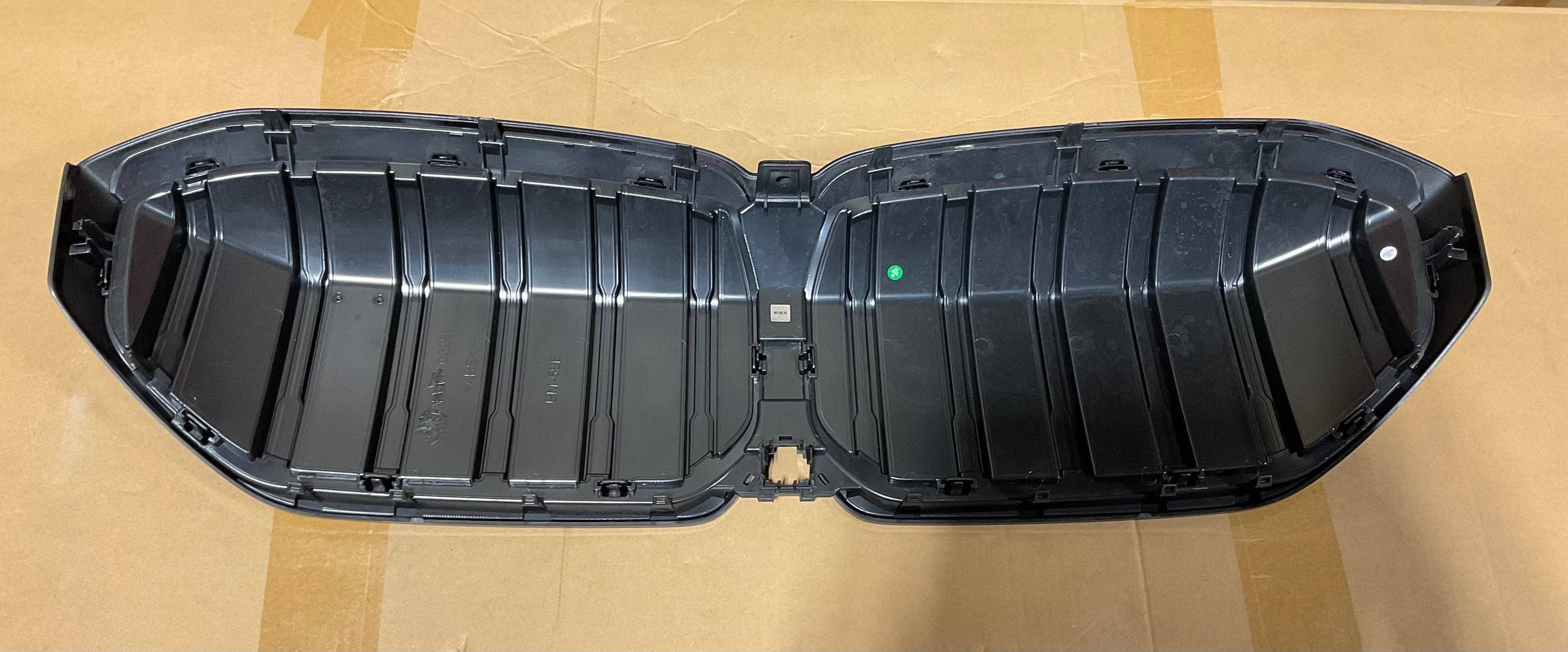 OPEN BOX - BMW 2023+ G26 i3 Front Kidney Grille Replacement (Gloss Black)