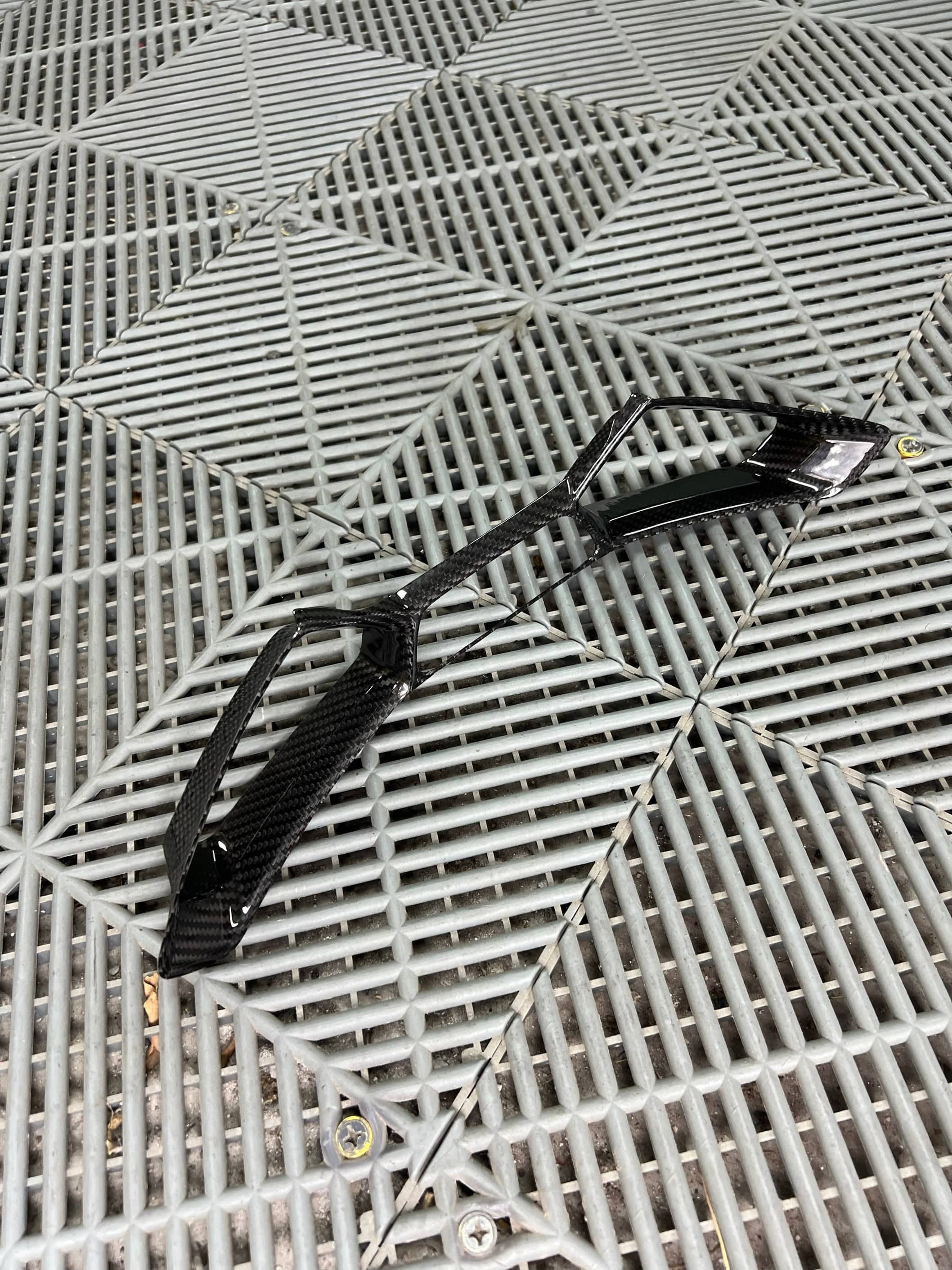 G8X Dry Carbon Fiber Bucket Seat Center Trim